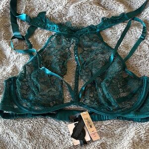 NWT 36C VS DESIGNER COLLECTION EMERALD HALTER BRA